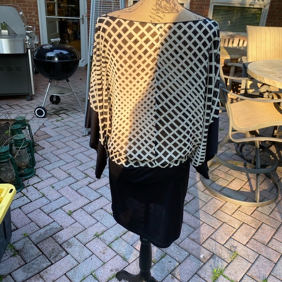 Absolutely gorgeous black and white sheer top size M - Picture 4 of 7